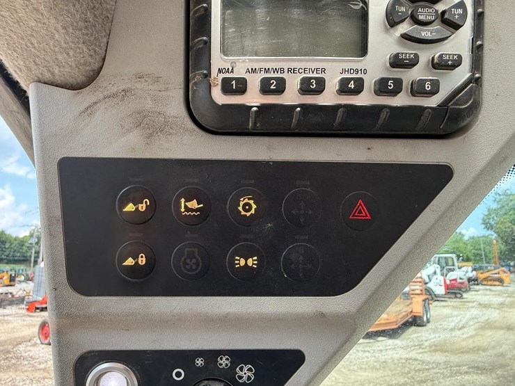 2013-jcb-190t-image-23