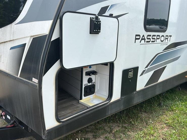 #142-•-2022-keystone-passport-grand-touring-series-2870rl-camper-image-12