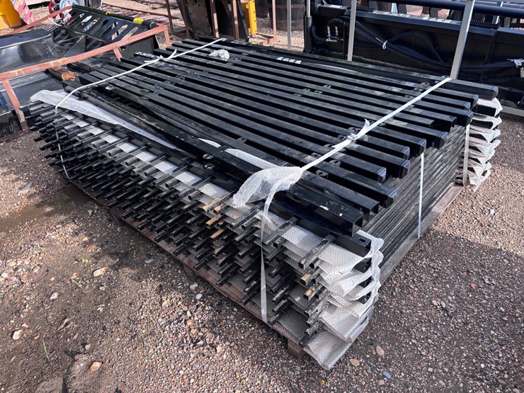 #36916-•-bundle-of-metal-fence-boards-image-1