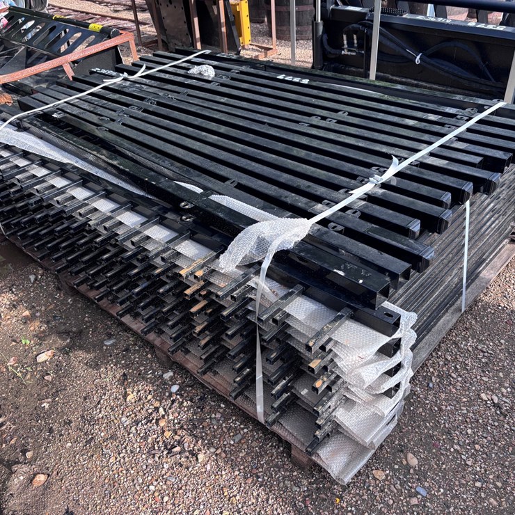 #36916 • BUNDLE OF METAL FENCE BOARDS