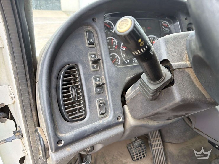 2016-freightliner-m2-106-image-59