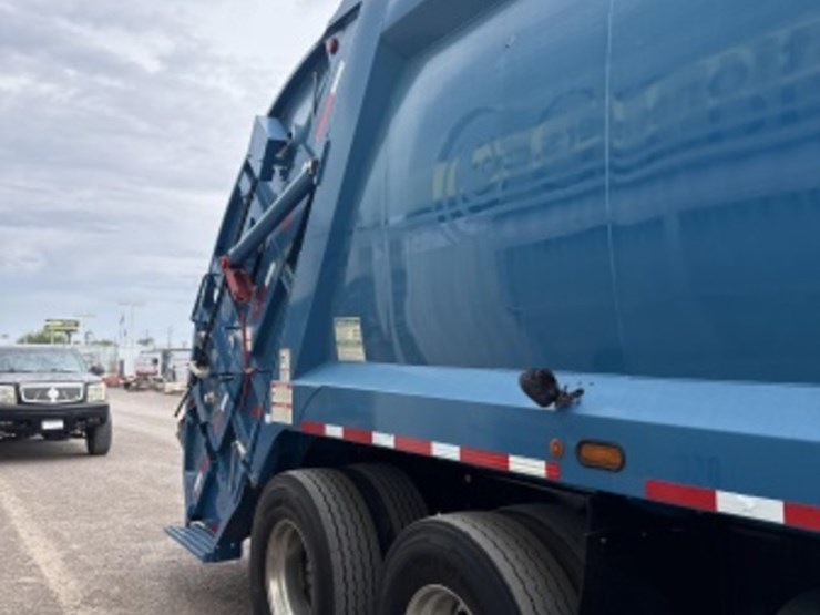 2018-mack-lr-rear-loading-trash-truck-image-6