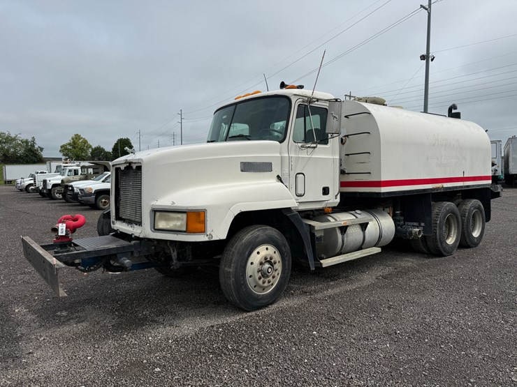 #4-•-mack-tandem-axle-water-truck-image-1