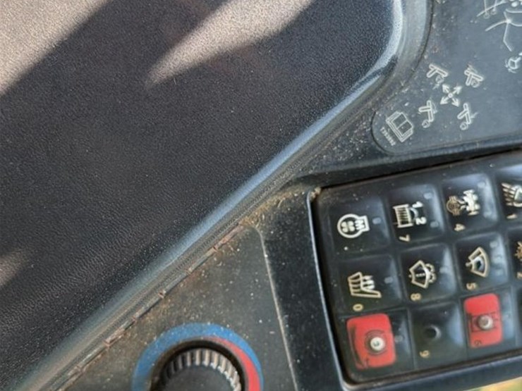 2015-deere-648l-image-45
