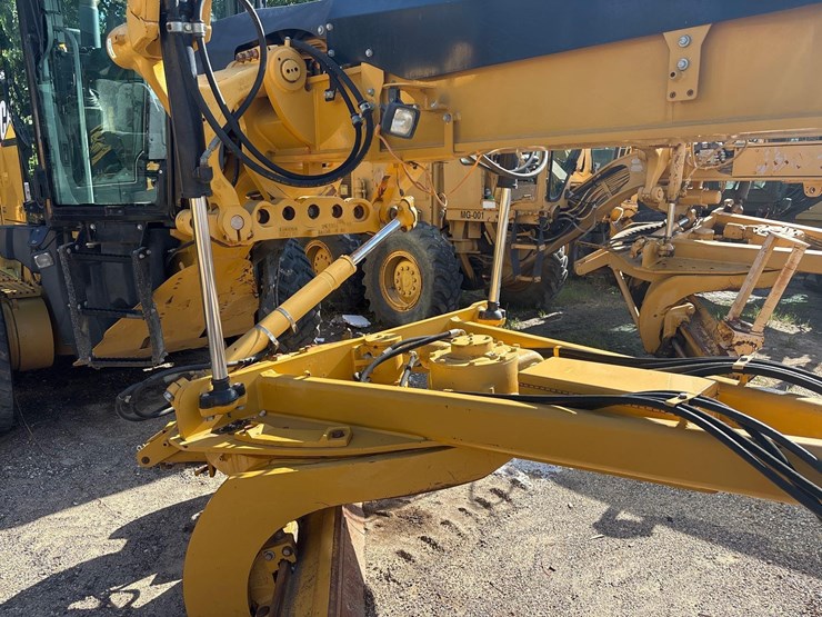 caterpillar-140m2-image-12