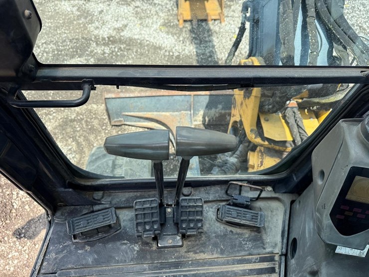 2010-john-deere-60d-image-19