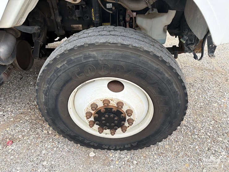 2016-freightliner-m2-106-image-46