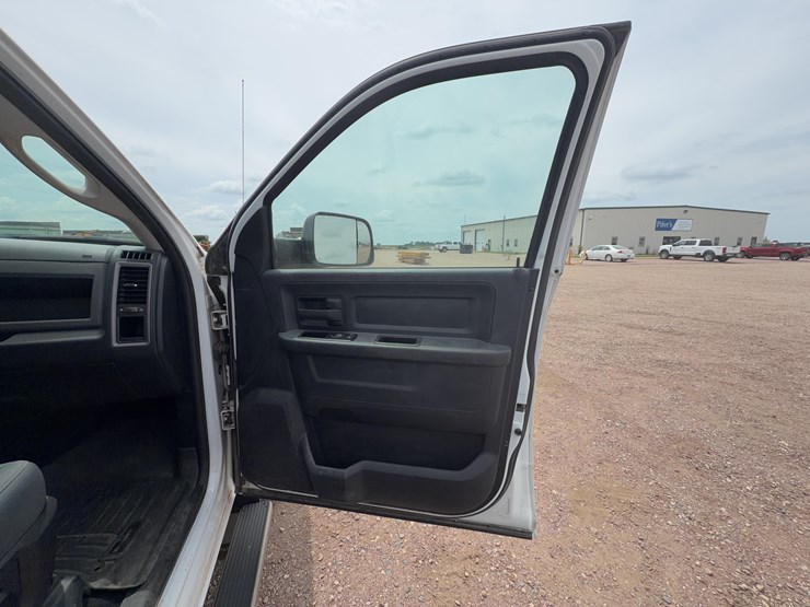 2015-dodge-3500-image-25