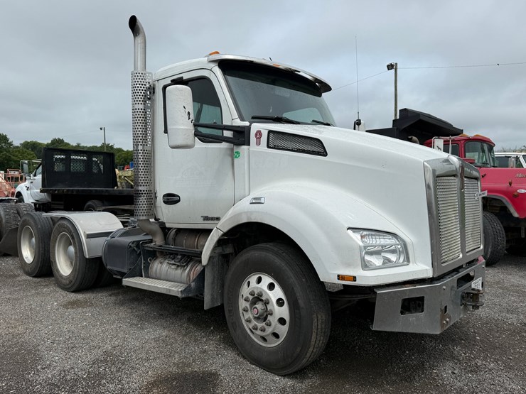 2015-kenworth-t880-image-1
