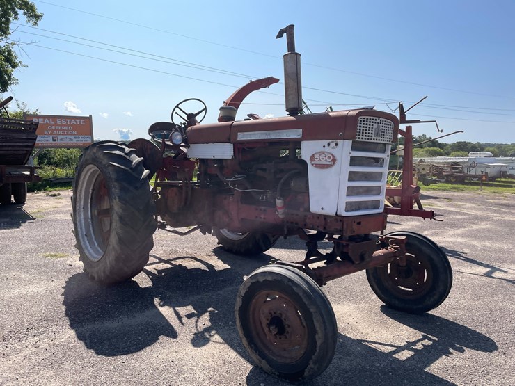 #2102-•-farmall-560-tractor-image-3