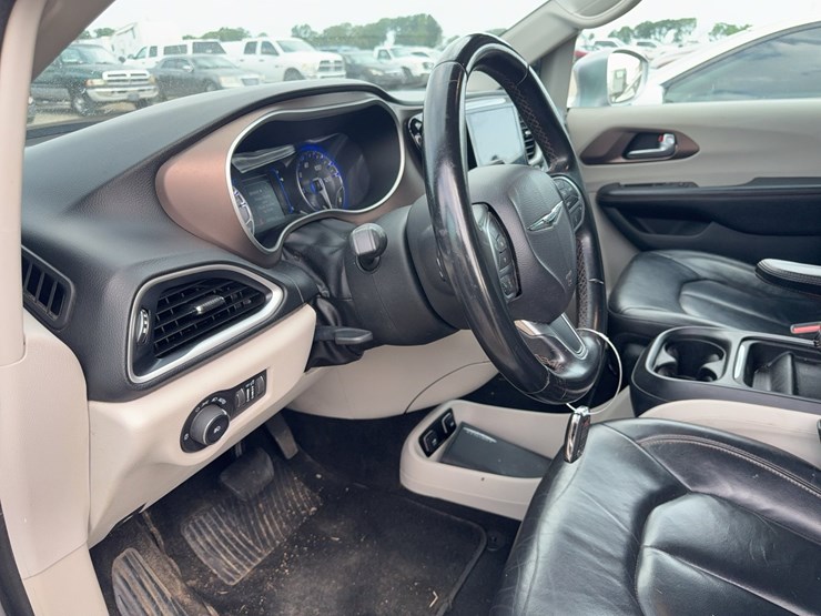2017-chrysler-pacifica-image-23