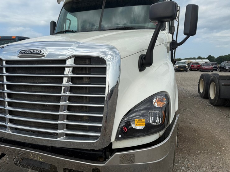 2016-freightliner-cascadia-125-image-22