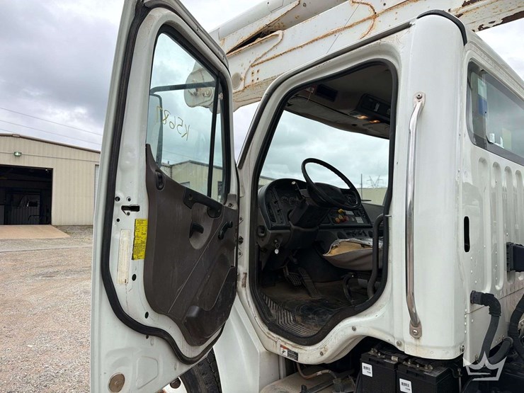 2016-freightliner-m2-106-image-53