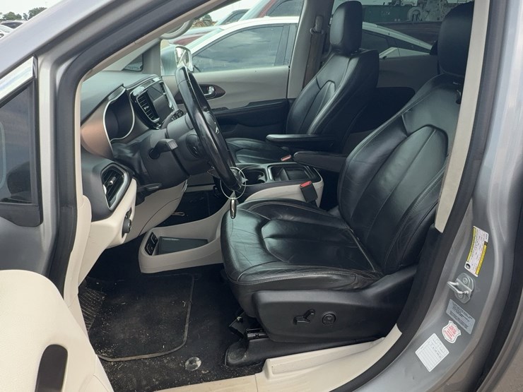 2017-chrysler-pacifica-image-18
