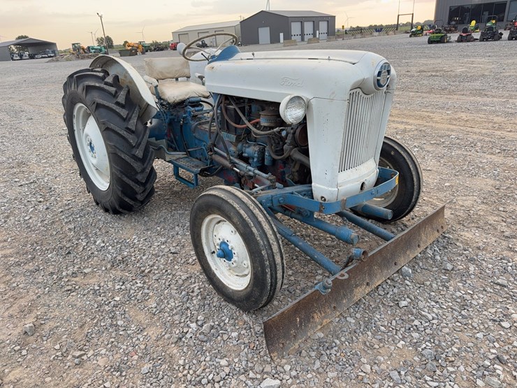 1957-ford-800-image-2