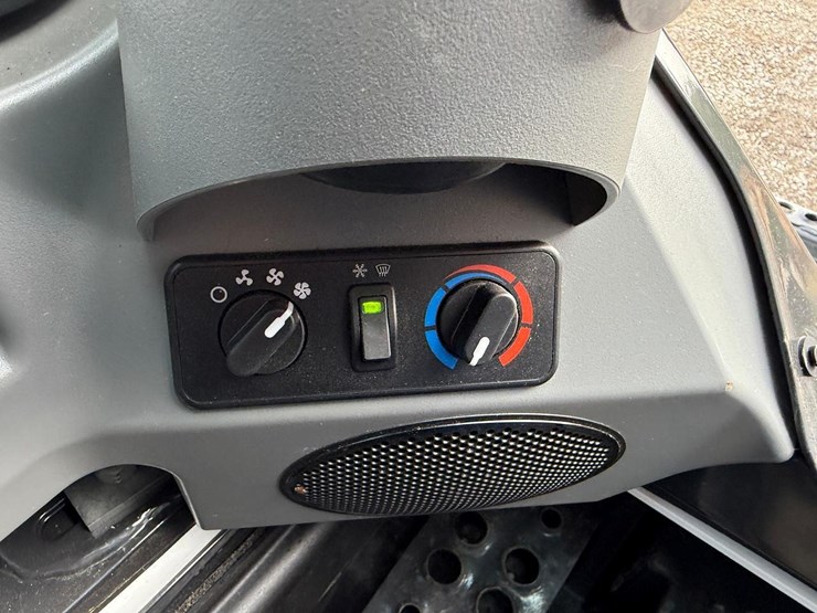 2025-bobcat-s590-image-23