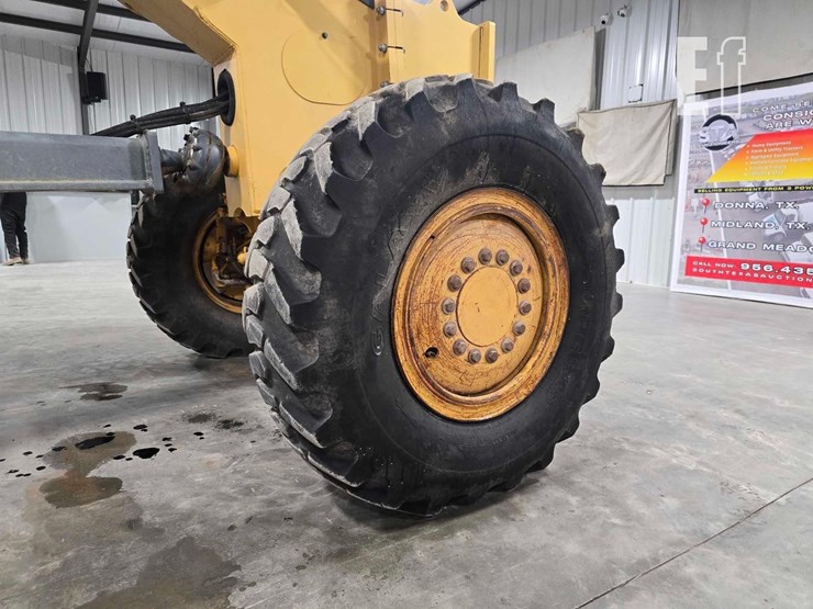 2011-deere-672g-image-30