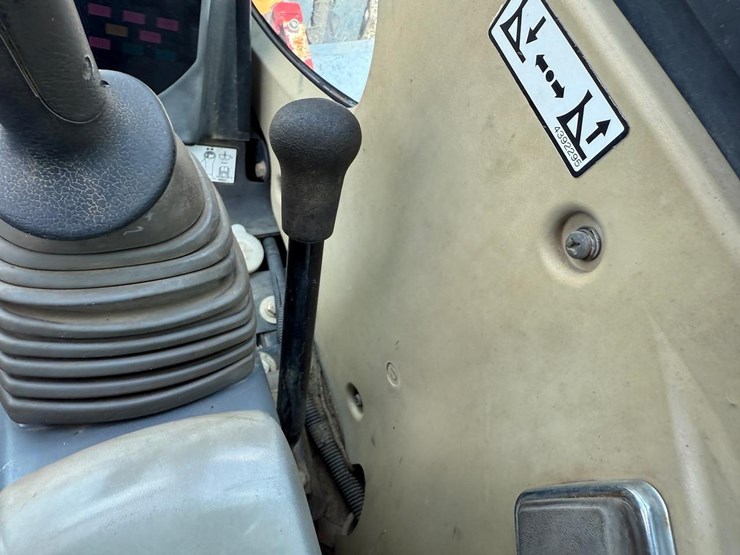 2010-john-deere-60d-image-23