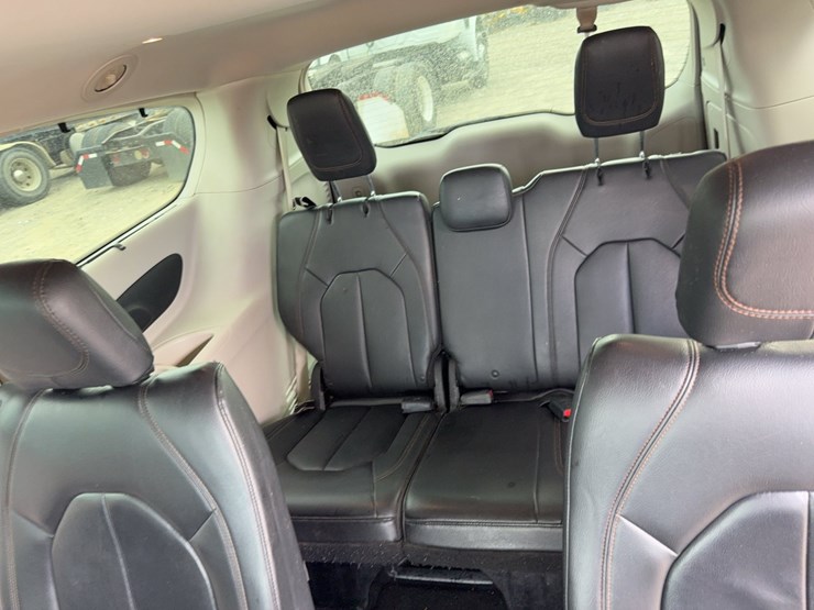 2017-chrysler-pacifica-image-21