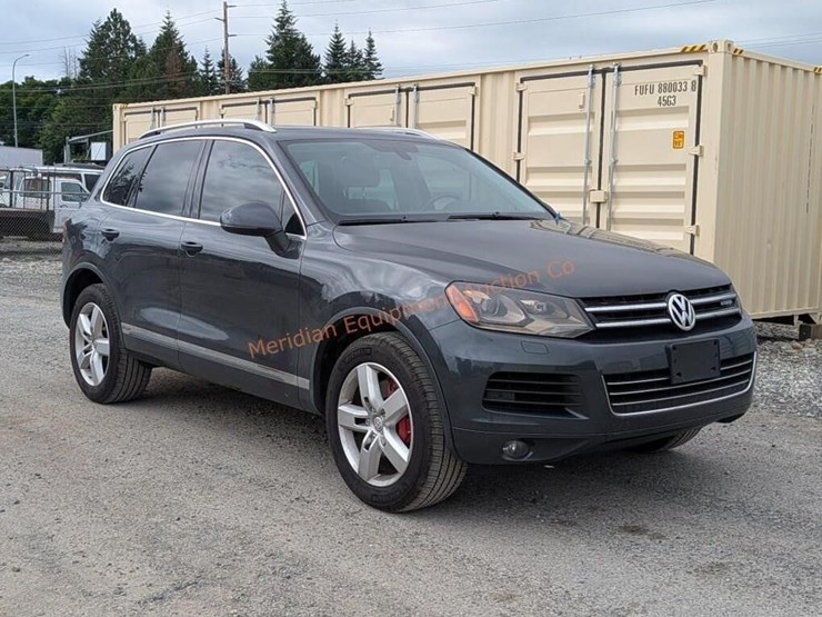 2013-volkswagen-touareg-image-2