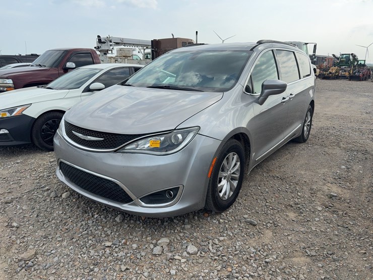 2017-chrysler-pacifica-image-1