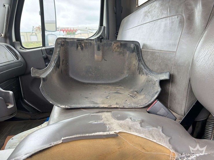 2016-freightliner-m2-106-image-52