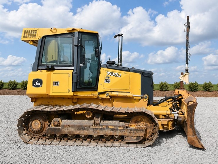 2008-deere-700j-xlt-image-1