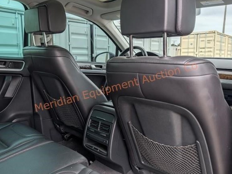 2013-volkswagen-touareg-image-32