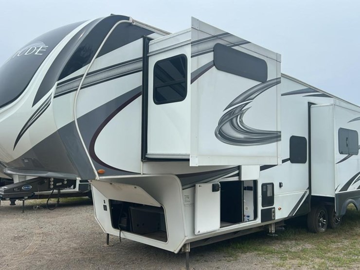 #138-•-2022-grand-design-solitude-345gk-camper-image-4