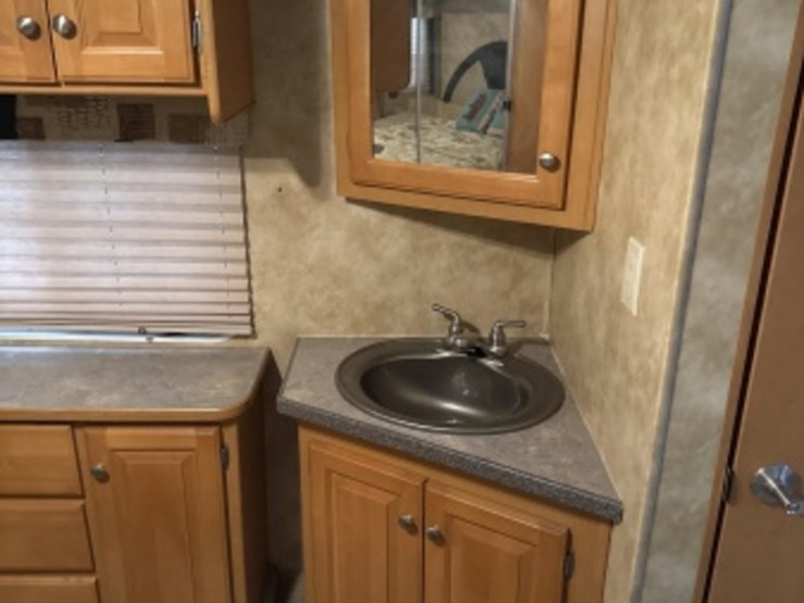 2008-heartland-cyclone-fifth-wheel-toyhauler-image-45