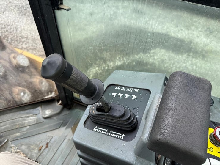 2011-caterpillar-cp56-image-21
