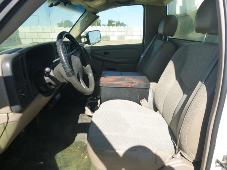 2003-chevrolet-silverado-2500hd-image-9