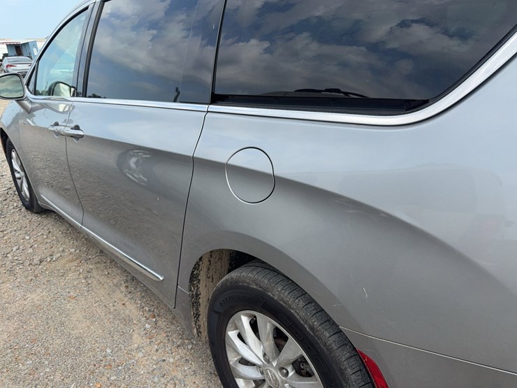 2017-chrysler-pacifica-image-11