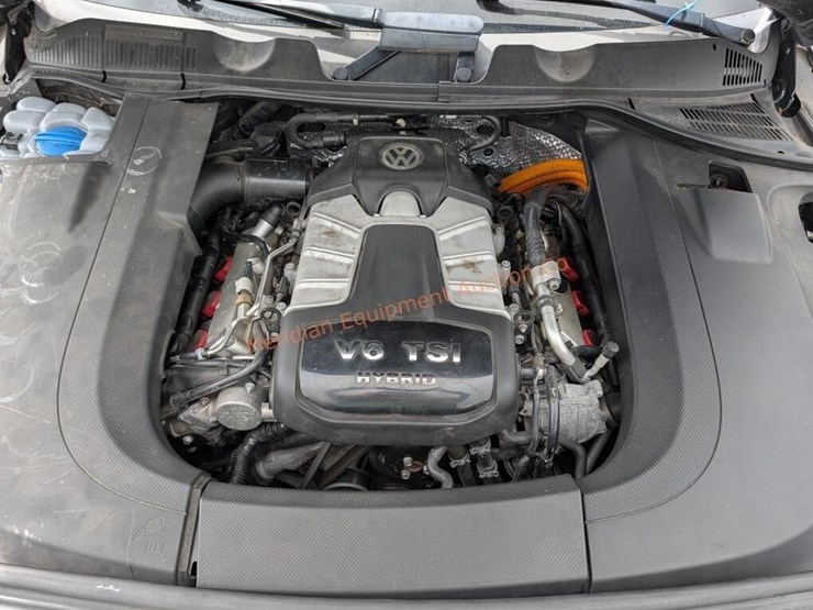 2013-volkswagen-touareg-image-40