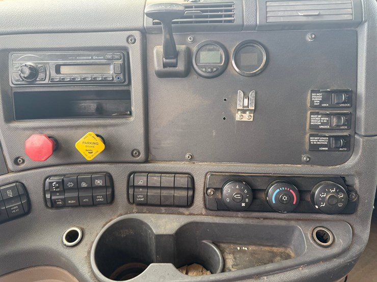 2016-freightliner-cascadia-125-image-44