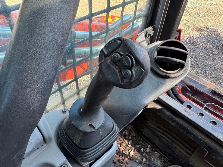 kubota-ssv65-image-29