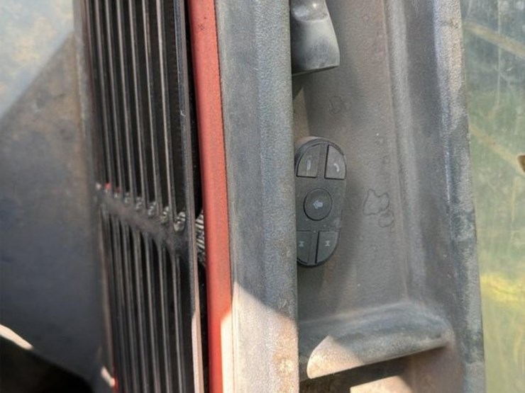 2015-deere-648l-image-50