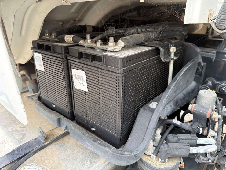 2016-freightliner-m2-106-image-50