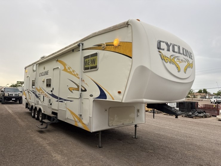 2008-heartland-cyclone-fifth-wheel-toyhauler-image-3