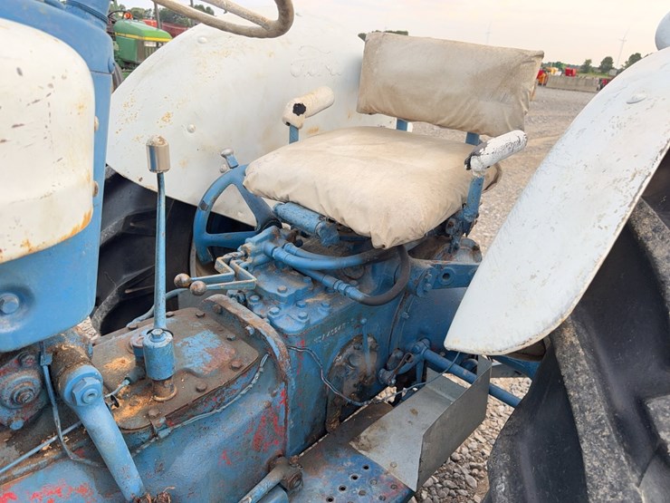 1957-ford-800-image-25