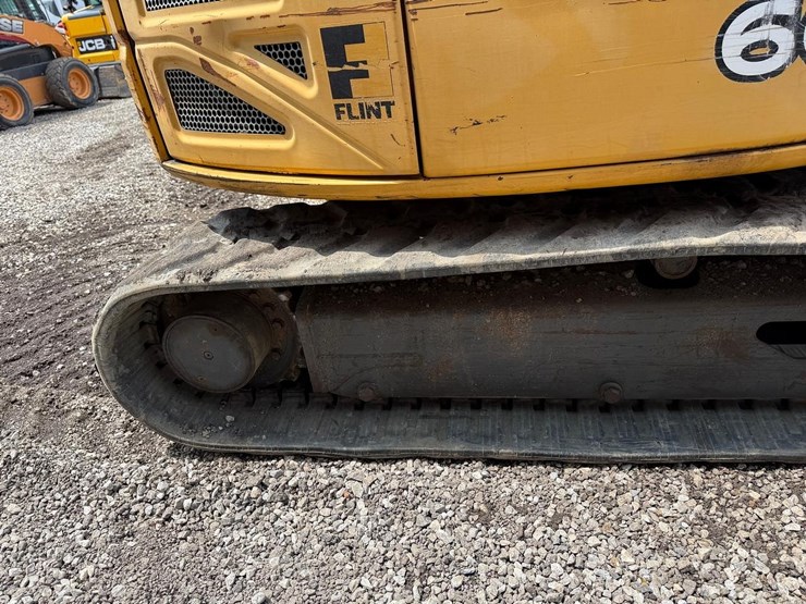 2010-john-deere-60d-image-12