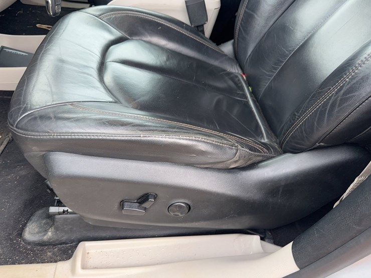 2017-chrysler-pacifica-image-25