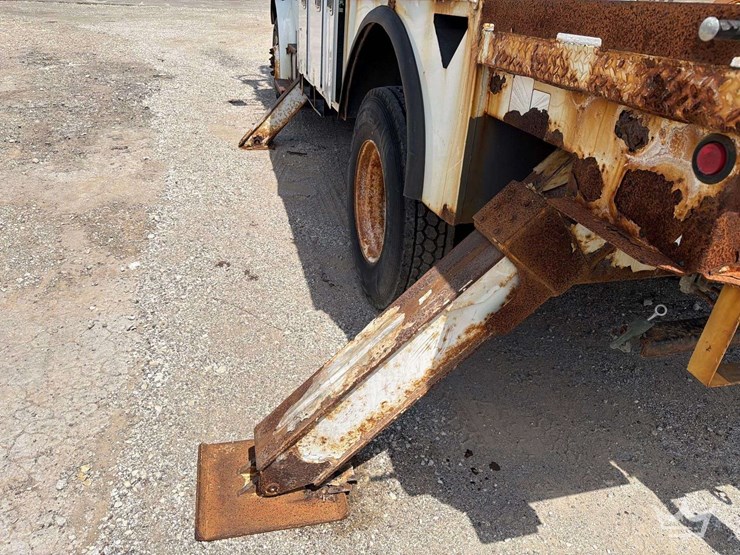 2016-freightliner-m2-106-image-24