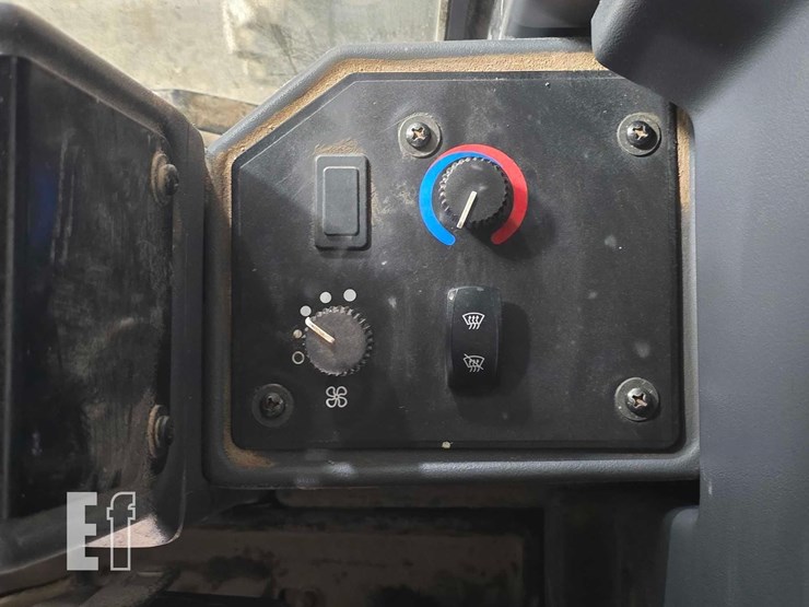 2011-deere-672g-image-23