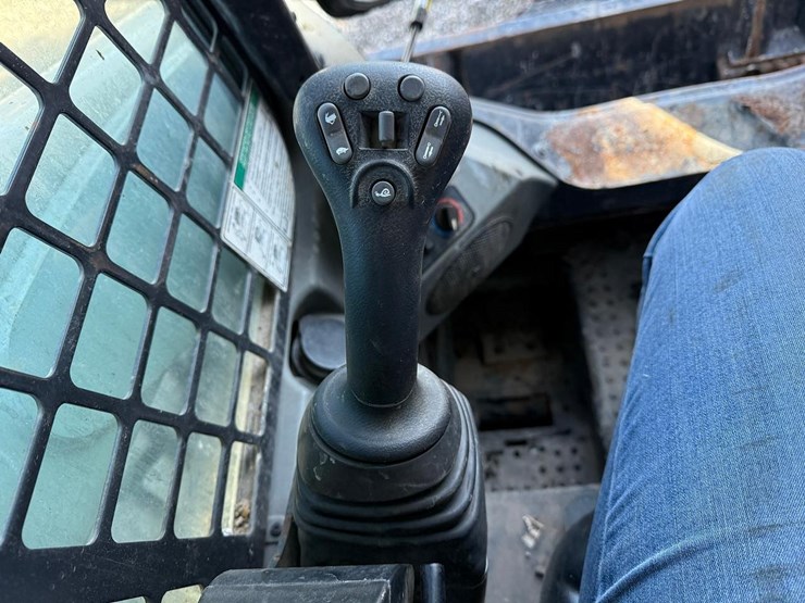 2015-bobcat-s650-image-22