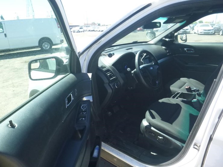 2016-ford-explorer-image-5