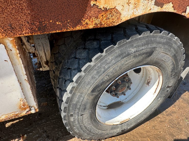 2012-peterbilt-337-image-15