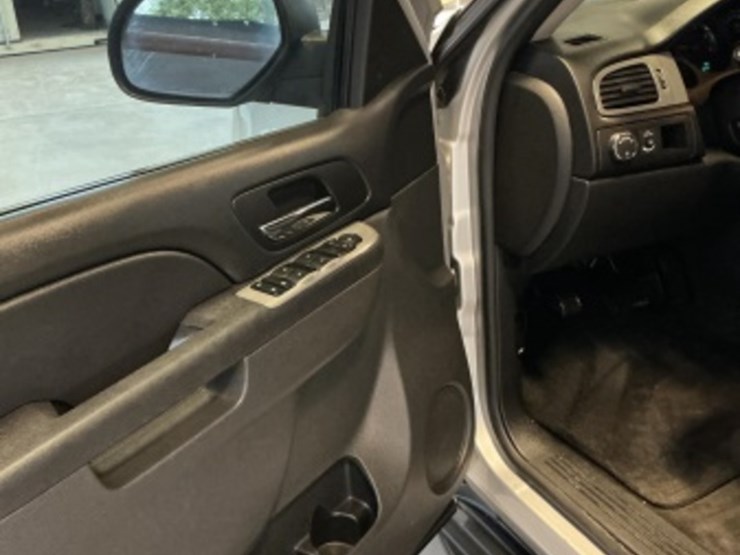 2014-chevrolet-tahoe-image-23