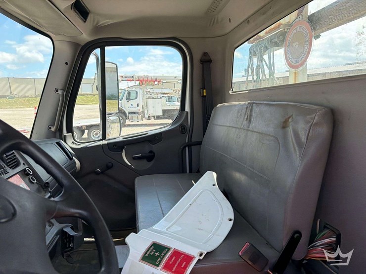 2016-freightliner-m2-106-image-48