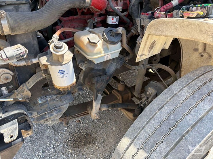 2015-freightliner-m2-106-image-11